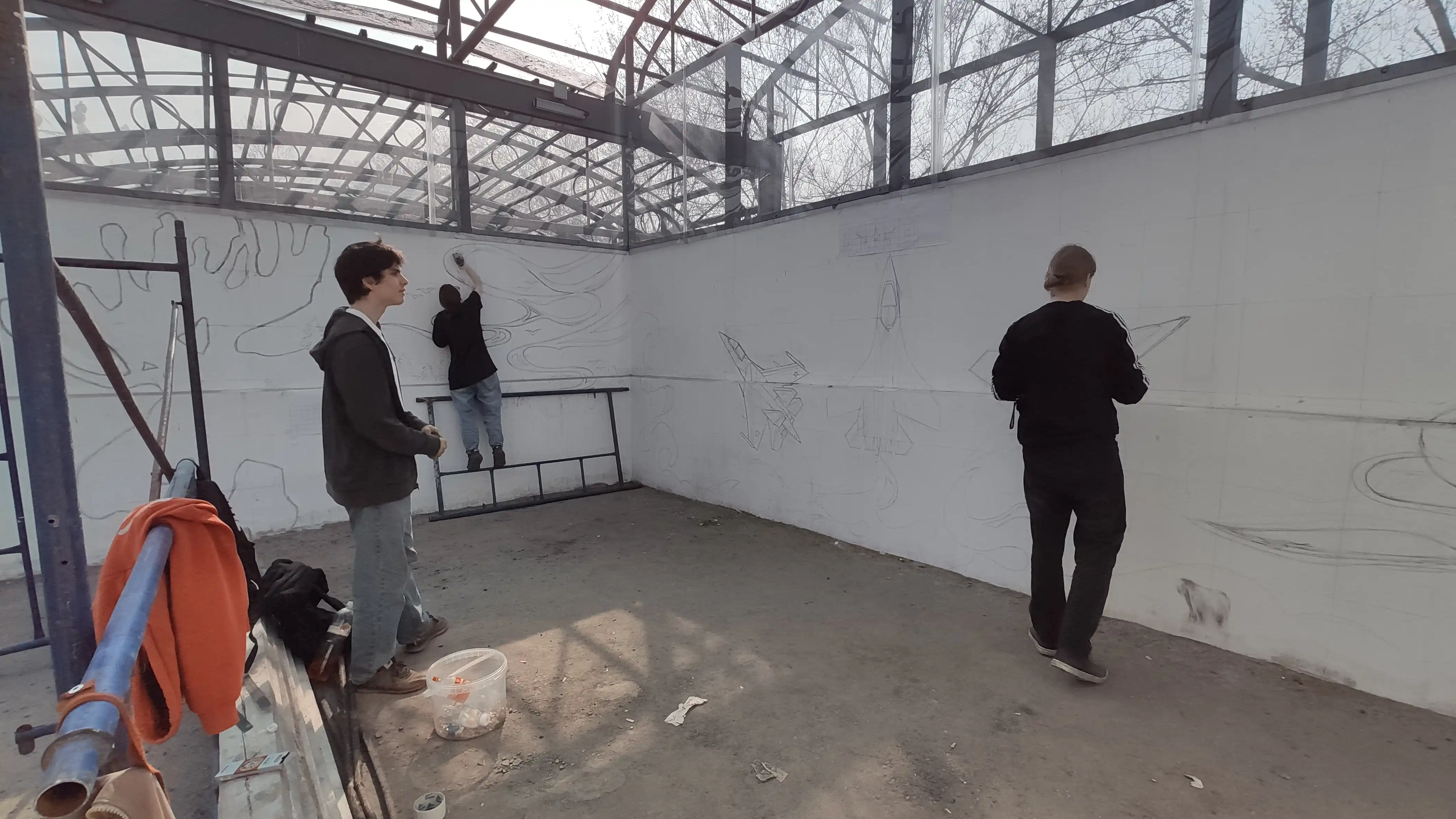 Подготовка стены подземного перехода к росписи