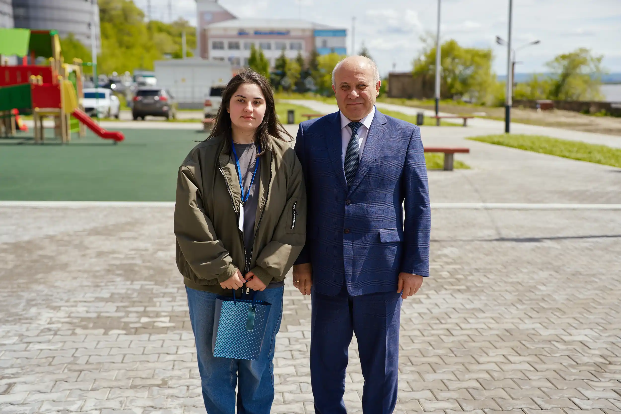Художники расписывают стену набережной Амура