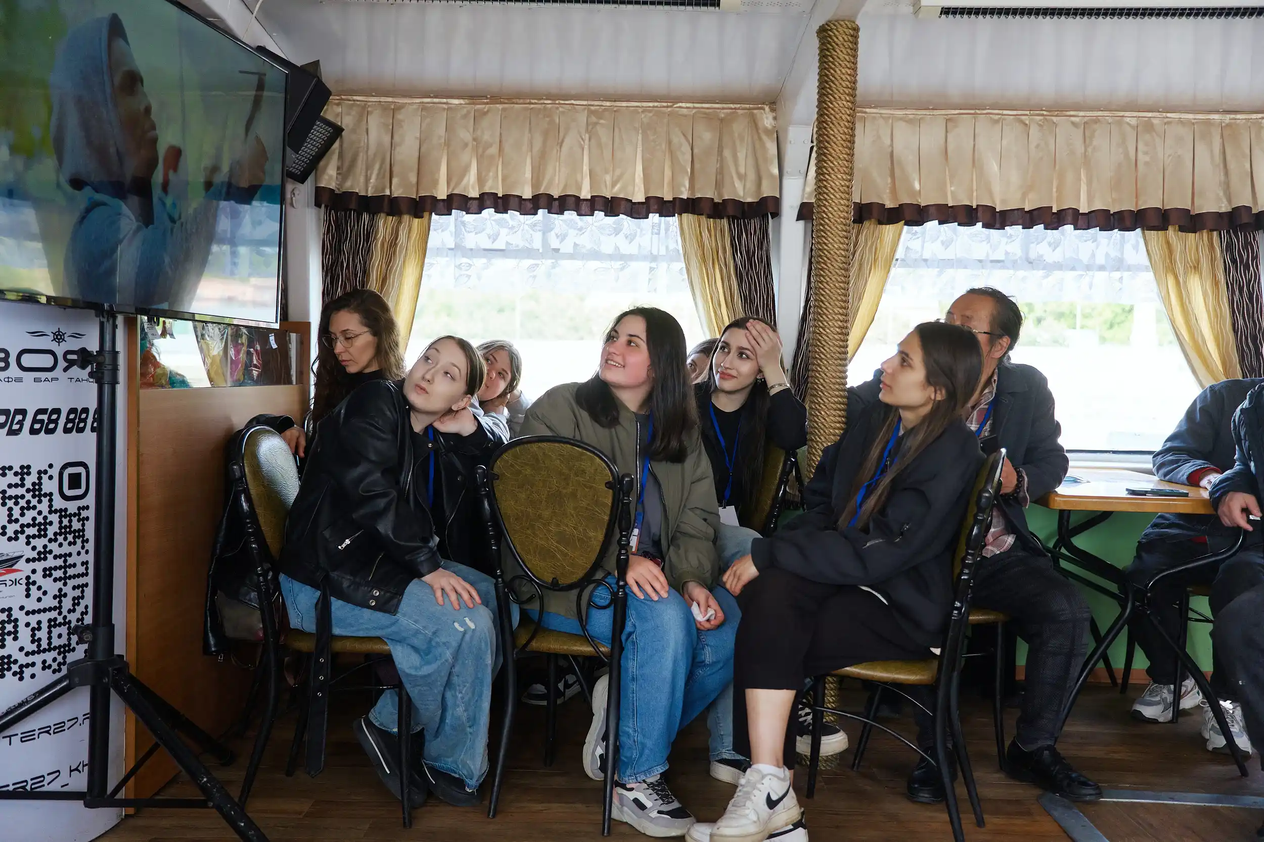 Участники и волонтёры международного фестиваля «Муралы на Амуре»