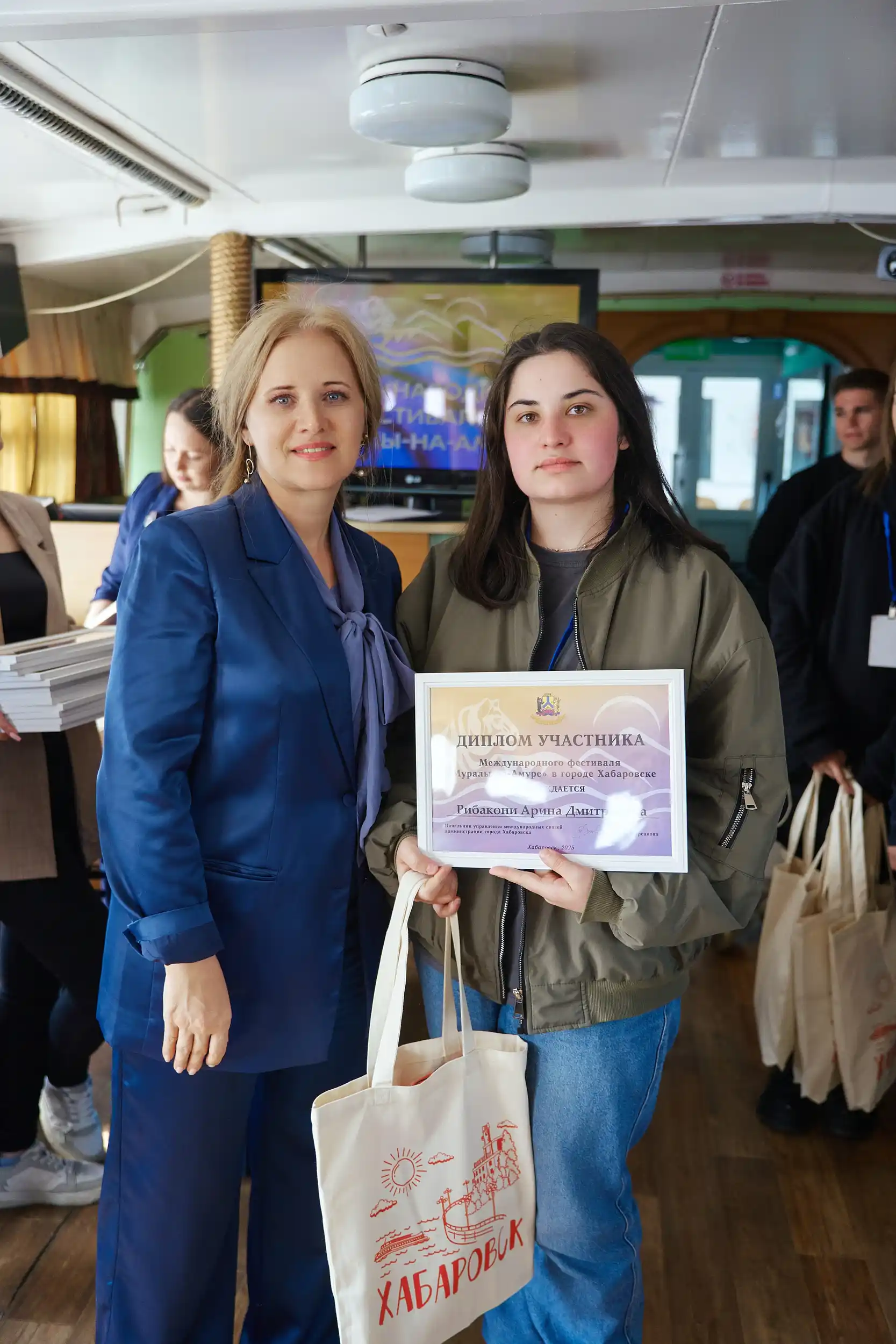 Гости и организаторы фестиваля «Муралы на Амуре»